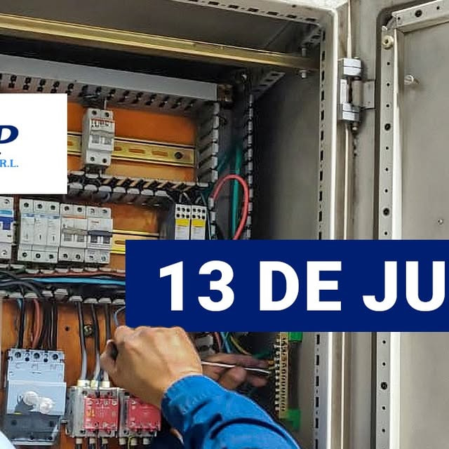 Trabajador electricista realizando ajustes en un tablero eléctrico industrial.